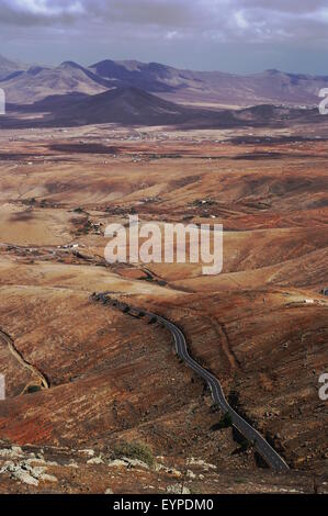 Vista aerea del paesaggio di montagna di Betancuria sull isola di Fuerteventura. Isole Canarie, Spagna. Foto Stock