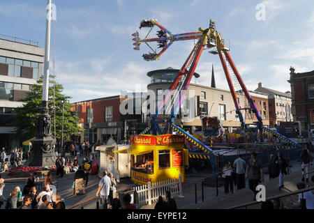Fiera all'esterno del municipio di Sheffield, Tramlines Music Festival, Barkers Pool 2015. Inghilterra Regno Unito. Giro fuori dal centro della città Foto Stock