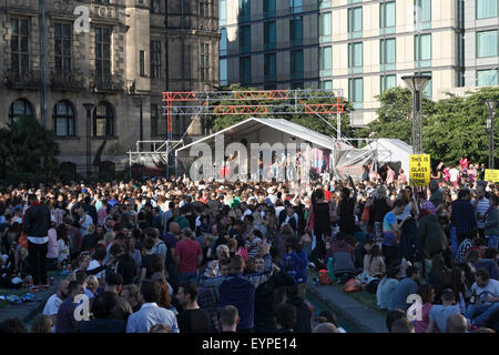 Sheffield Tramlines Music Festival Peace Gardens Stage 2015. Inghilterra Regno Unito. Centro città open space Foto Stock