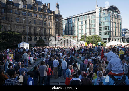 Folla di persone al Sheffield Tramlines Music Festival Peace Gardens Stage 2015 Inghilterra Regno Unito. Centro città open space Foto Stock