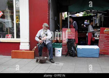 Uilleann Pipes player in Clonakilty Foto Stock