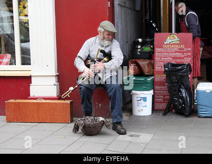 Uilleann Pipes player in Clonakilty Foto Stock