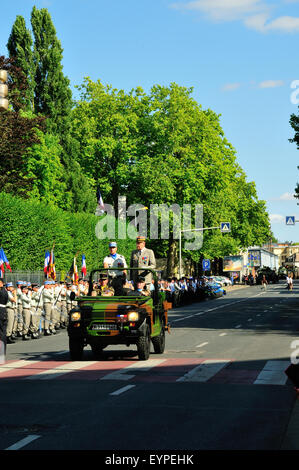 Alta Ranking officer a xiv luglio sfilata per celebrare il giorno della Bastiglia a Bourges, Francia Foto Stock