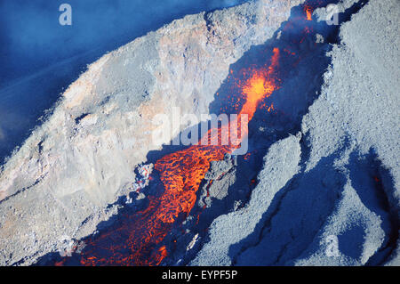 Saint Denis. 2 agosto, 2015. Foto scattata il 1 agosto, 2015 mostra il forno eruttato Vulcano nel Dom isola La Reunion. Il vulcano è attualmente uno dei vulcani più attivi del mondo. Credito: Zhang Chuanshi/Xinhua/Alamy Live News Foto Stock