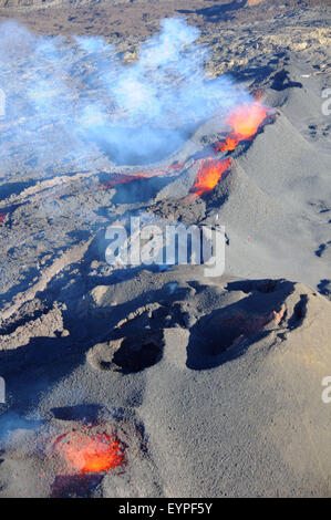 Saint Denis. 2 agosto, 2015. Foto scattata il 1 agosto, 2015 mostra il forno eruttato Vulcano nel Dom isola La Reunion. Il vulcano è attualmente uno dei vulcani più attivi del mondo. Credito: Zhang Chuanshi/Xinhua/Alamy Live News Foto Stock