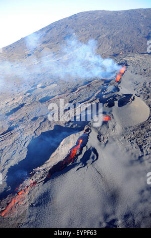 Saint Denis. 2 agosto, 2015. Foto scattata il 1 agosto, 2015 mostra il forno eruttato Vulcano nel Dom isola La Reunion. Il vulcano è attualmente uno dei vulcani più attivi del mondo. Credito: Zhang Chuanshi/Xinhua/Alamy Live News Foto Stock