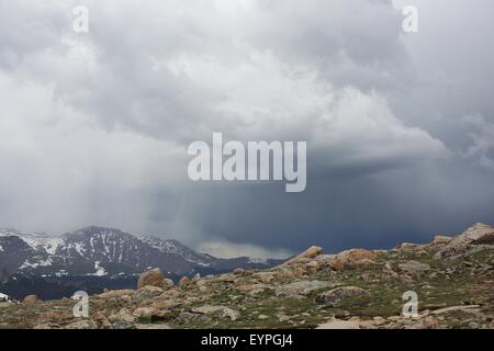 Pioggia nuvole sopra le montagne al Parco Nazionale delle Montagne Rocciose Foto Stock