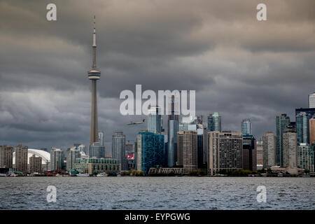 Paesaggio urbano della città di Toronto in un giorno di tempesta con aereo passato Foto Stock