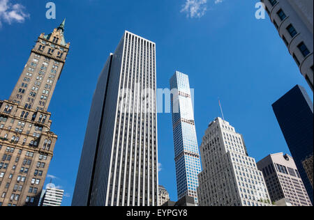 432 Park Avenue racchiuso tra altri grattacieli. Il penthouse è disponibile al prezzo di $ 95 milioni di euro. Foto Stock
