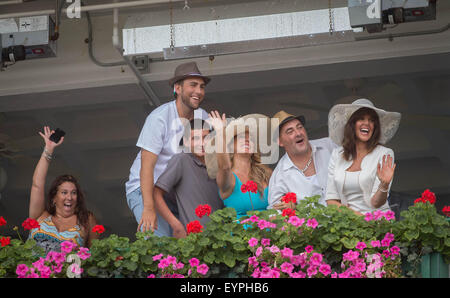 Oceanport, NJ, Stati Uniti d'America. 2 agosto, 2015. Ventole precedendo la William Hill Haskell Invitational (grado 1), Monmouth Park Racetrack, domenica 2 agosto 2015. Credito: Bryan Smith/ZUMA filo/Alamy Live News Foto Stock