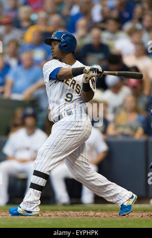 Milwaukee, WI, Stati Uniti d'America. 31 Luglio, 2015. Milwaukee Brewers shorstop Jean Segura #9 fino a bat nella Major League Baseball gioco tra il Milwaukee Brewers e il Chicago Cubs a Miller Park di Milwaukee, WI. John Fisher/CSM/Alamy Live News Foto Stock