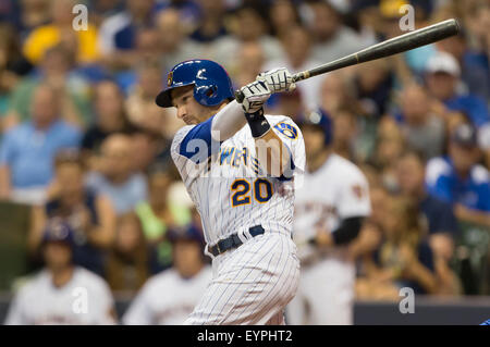 Milwaukee, WI, Stati Uniti d'America. 31 Luglio, 2015. Milwaukee Brewers catcher Jonathan Lucroy #20 fino a bat nella Major League Baseball gioco tra il Milwaukee Brewers e il Chicago Cubs a Miller Park di Milwaukee, WI. John Fisher/CSM/Alamy Live News Foto Stock