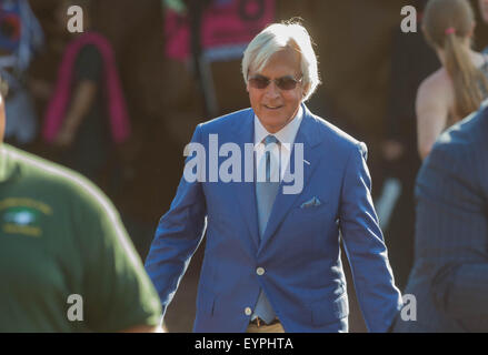 Oceanport, NJ, Stati Uniti d'America. 2 agosto, 2015. Trainer BOB BAFFERT nel paddock prima 2015 Triple Crown vincitore American Pharoah con Victor Espinoza fino vince il William Hill Haskell Invitational (grado 1), Monmouth Park Racetrack, domenica 2 agosto 2015. Credito: Bryan Smith/ZUMA filo/Alamy Live News Foto Stock