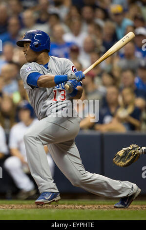 Milwaukee, WI, Stati Uniti d'America. 31 Luglio, 2015. Chicago Cubs shorstop Starlin Castro #13 fino a bat nella Major League Baseball gioco tra il Milwaukee Brewers e il Chicago Cubs a Miller Park di Milwaukee, WI. John Fisher/CSM/Alamy Live News Foto Stock