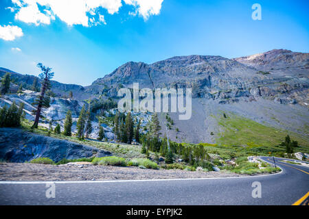 California State Route 108 Sonora passata in Agosto 2015 uno dei pochi percorsi su montagne della Sierra Nevada Foto Stock