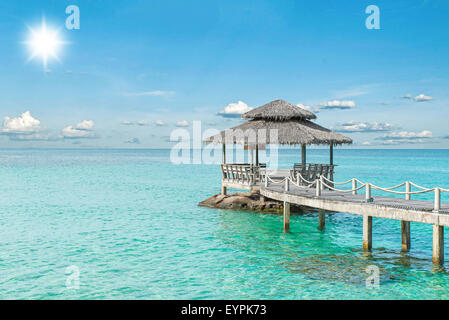 Estate, Viaggi, vacanze e concetto di vacanza - molo in legno in Phuket, Tailandia Foto Stock