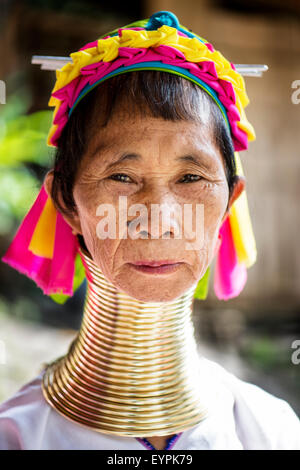 Ritratto di un senior Kayan donna in Chiang Mai, Thailandia, in Asia. Foto Stock