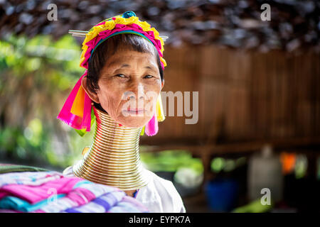 Ritratto di un senior Kayan donna in Chiang Mai, Thailandia, in Asia. Foto Stock