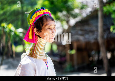 Ritratto di un senior Kayan donna in Chiang Mai, Thailandia, in Asia. Foto Stock