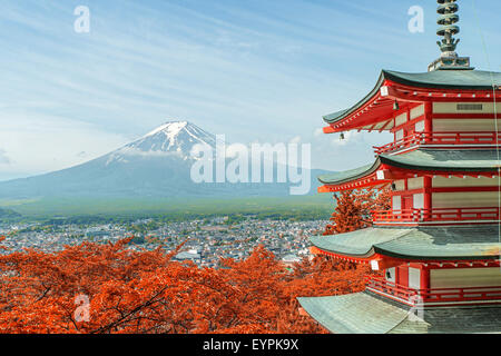 Mt. Fuji con i colori dell'Autunno in Giappone. Foto Stock