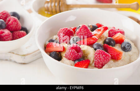 In casa i fiocchi d'avena porridge con frutti di bosco freschi per una sana prima colazione. Messa a fuoco selettiva Foto Stock