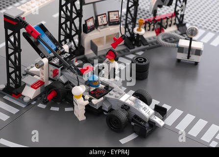 MP4-29 race car in McLaren Mercedes Pit-stop dalla velocità di LEGO Champions con attrezzata convertible pit stop. Foto Stock