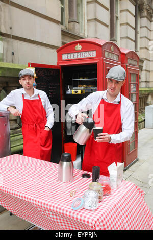 Un telefono in disuso box convertito in un micro-coffee bar in Colmore Row, Birmingham REGNO UNITO sul suo giorno di apertura in agosto 2015 Foto Stock