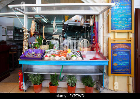 Cavo D'Oro il ristorante di pesce è situato di fronte al porto nel porto veneziano in Rethymnon, Creta. Foto Stock