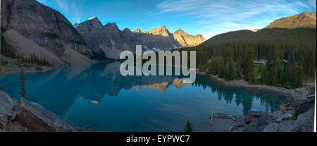 Panorama del Lago Moraine presso sunrise il Parco Nazionale di Banff Alberta Canada Foto Stock