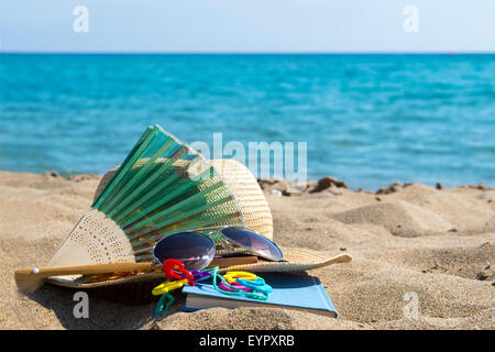 La vacanza estiva accessori collocati sulla spiaggia Foto Stock