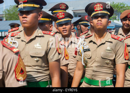 Marina Indonesiana cadetti allineando prima dell'ultima vela di l'originale Dewaruci Tall Ship nel 2012. Foto Stock