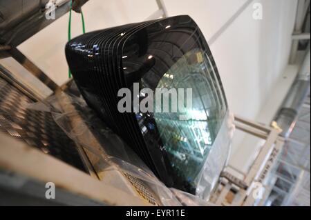 All'interno di una moderna fabbrica di automobili e veicoli e parti si muovono attraverso il processo di produzione, vetri posteriori impilati pronti per montare Foto Stock