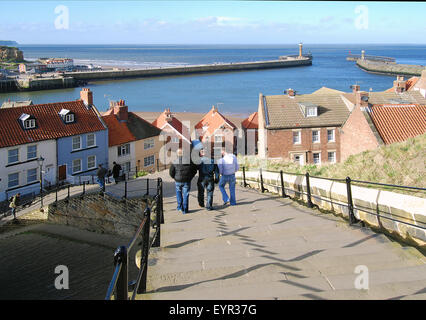 I visitatori a piedi verso il basso Whitby il famoso 199 passi Foto Stock