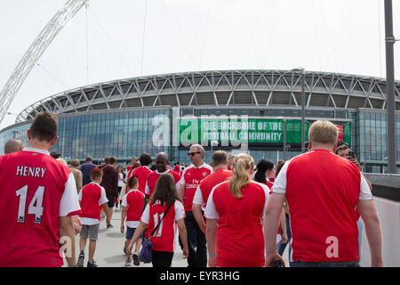 Arsenal Football Supporters voce per lo stadio di Wembley a guardare la protezione comunitaria 2015 Foto Stock