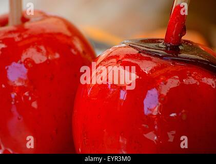 Mele taffee rosse in un mercato di strada, Spagna Foto Stock