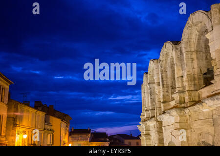 Les Arènes d'Arles, amphi theathre in Arles di notte Foto Stock