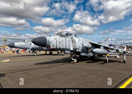 Una coppia di BAe Sea Harrier FA.2 jump getti sulla visualizzazione statica a RNAS Yeovilton aria giorno 2015. Foto Stock