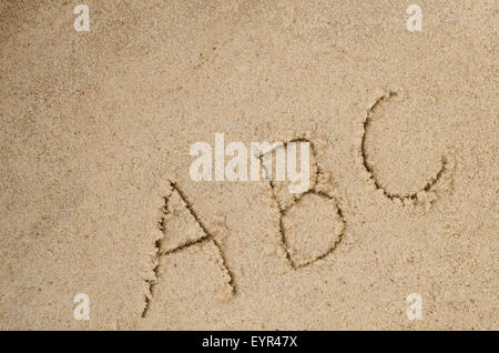 Abc lettere scritte a mano sulla sabbia Foto Stock