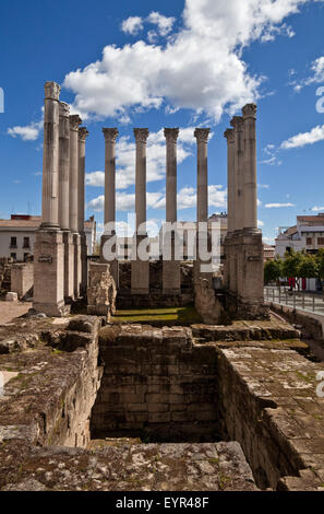 Rovine del romano I secolo Templea Pseudoperipterus, hexastyle ordine corinzio Tempio iniziò dall'Imperatore Claudio, in Córdoba, Andalusia, Spagna Foto Stock