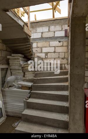 Casa non finita in campagna. Costruzione di una casa in villaggio europeo (Polonia). Piccola casa familiare in costruzione. Foto Stock
