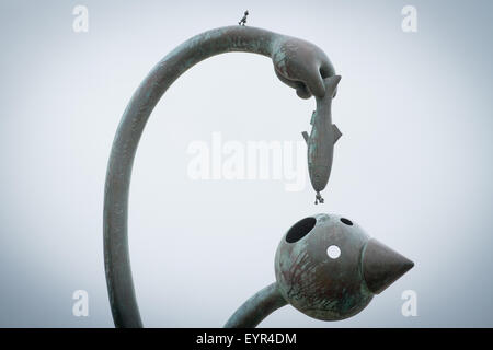 SCHEVENINGEN - una scultura da Tom Otterness, il mangiatore di haring è visto sul boulevard nella città balneare di Scheveningen. Foto Stock