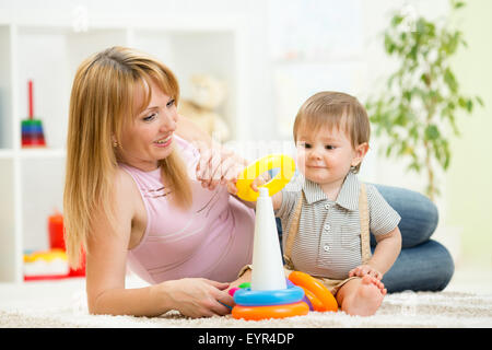 Bambino donna e giocare insieme in vivaio Foto Stock