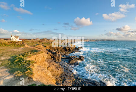 Alta Marea a Boobys Bay beach in Cornovaglia guardando fuori verso i vicini Constantine Bay Foto Stock