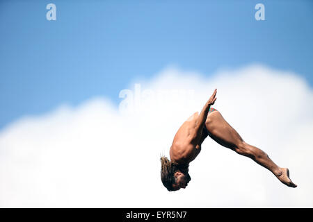 Kazan. Il 3° agosto 2015. Todor Spasov di Bulgaria compete durante gli uomini di alta dive eliminatorie a Campionati del Mondo di nuoto FINA a Kazan, Russia, 3 Agosto, 2015 Credit: Pavel Bednyakov/Xinhua/Alamy Live News Foto Stock