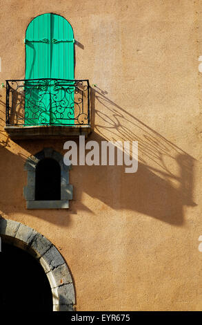 Balcone in un Collioure street, villaggio di pescatori e la colonia di artisti, Pyrenees-Orientales, Francia Foto Stock