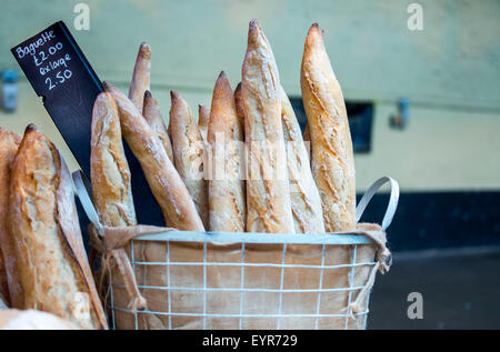 Vari realizzati tradizionalmente sourdough baguette di pane in una panetteria, DEVON REGNO UNITO Foto Stock