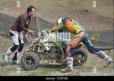 Estonia nordorientale. 2 agosto, 2015. Mantenendo la seconda posizione di ITP Quadrocross Campionato Europeo classifica il corridore olandese Mike Van Grinsven perde la ruota durante la prima gara al quinto round del campionato, che è stato tenuto a Kivioli pista di motocross in Estonia nordorientale, il 2 agosto 2015. Credito: Sergei Stepanov/Xinhua/Alamy Live News Foto Stock