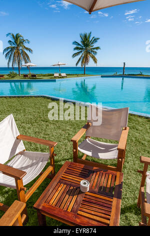 Terrazza sul prato di fronte la piscina e il mare Foto Stock