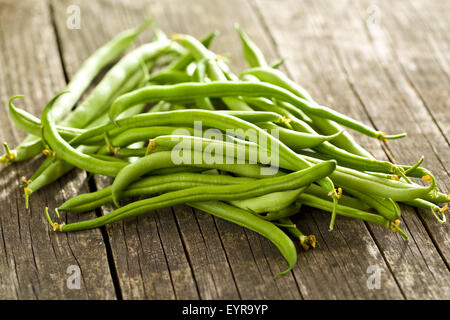 Fagioli verdi sul vecchio tavolo in legno Foto Stock