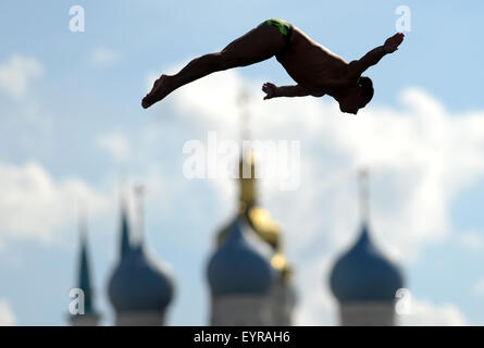 Kazan. Il 3° agosto 2015. Orlando Dique della Colombia compete durante gli uomini di alta dive eliminatorie a Campionati del Mondo di nuoto FINA a Kazan, Russia, 3 Agosto, 2015 Credit: Pavel Bednyakov/Xinhua/Alamy Live News Foto Stock